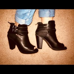 Simply Vera Vera Wang peep toe booties new 6.5